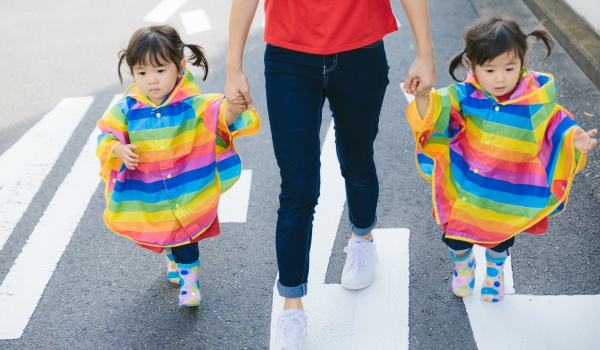 ディズニーに子連れする時の持ち物は 日帰りと泊まりでおすすめはこれ